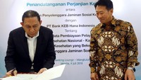 Direktur Utama Bank KEB Hana Lee Hwa Soo (kanan) dan Direktur Keuangan dan Investasi BPJS Kesehatan Kemal Imam Santoso (kiri) menandatangani perjanjian kerja sama antara Bank KEB Hana dan BPJS Kesehatan di Jakarta. Foto: dok. BPJS Kesehatan