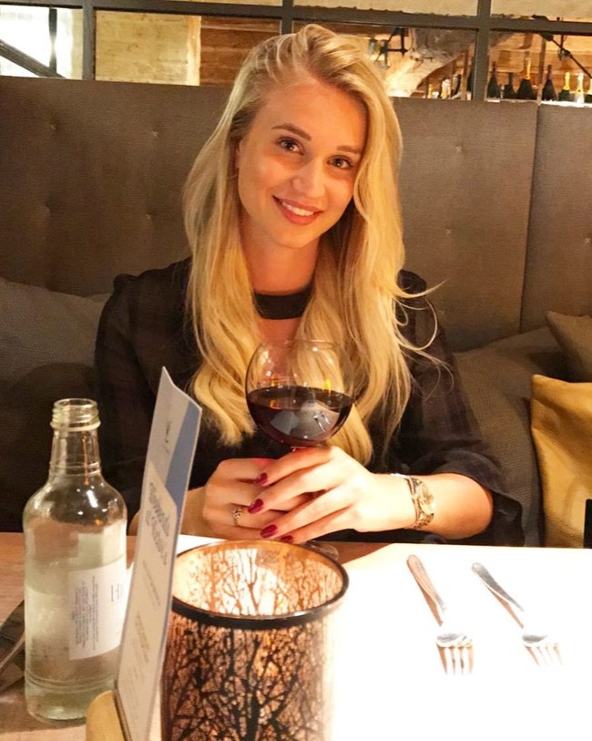 Namun sang suami kerap membagikan momen mereka di Instagram-nya. Ibu dua orang anak tersbut pun selalu terlihat cantik dan seksi. Foto: Instagram @jbutland_