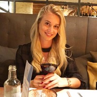 Namun sang suami kerap membagikan momen mereka di Instagram-nya. Ibu dua orang anak tersbut pun selalu terlihat cantik dan seksi. Foto: Instagram @jbutland_