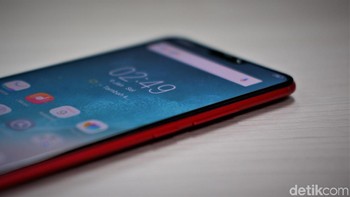 Tombol power dan pengaturan volumen ditempatkan di sisi kanan bodi. Foto: Adi Fida Rahman/detikINET