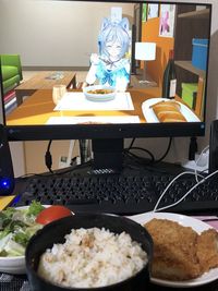 YouTuber Virtual Ini Beritahu Gimana Rasanya Makan dengan Gadis Anime