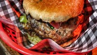 Meski namanya bar, The Last Tuesday Society juga memiliki menu makanan berat. Seperti burger ini, yang juicy dan empuk. Foto: designmynight - Istimewa