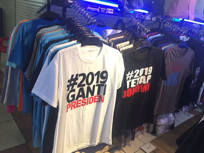 Kaos 2019GantiPresiden dan 2019Tetap Jokowi Dijual 