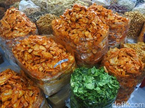 Penyuka Camilan, Di Tempat Ini Ada Puluhan Jenis Camilan yang Dijual Kiloan