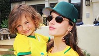 Siapa sangka ternyata model cantik Alessandra Ambrosio juga mengikuti perkembangan sepakbola. Dok. Instagram/alessandraambrosio