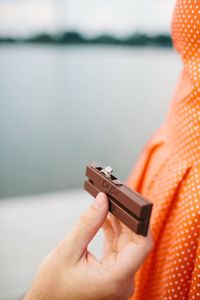 Karena Tak Bisa Makan Kit Kat, Pria Ini Lamar Kekasih Pakai Kotak 'Cincin Kit Kat' 