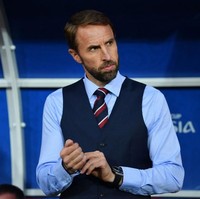 Gareth Southgate bergaya formal saat menyaksikan tim asuhannya beraksi di Piala Dunia 2018. Atasan andalannya kemeja berdasi yang dibungkus waistcoat. (Foto: Getty Images)