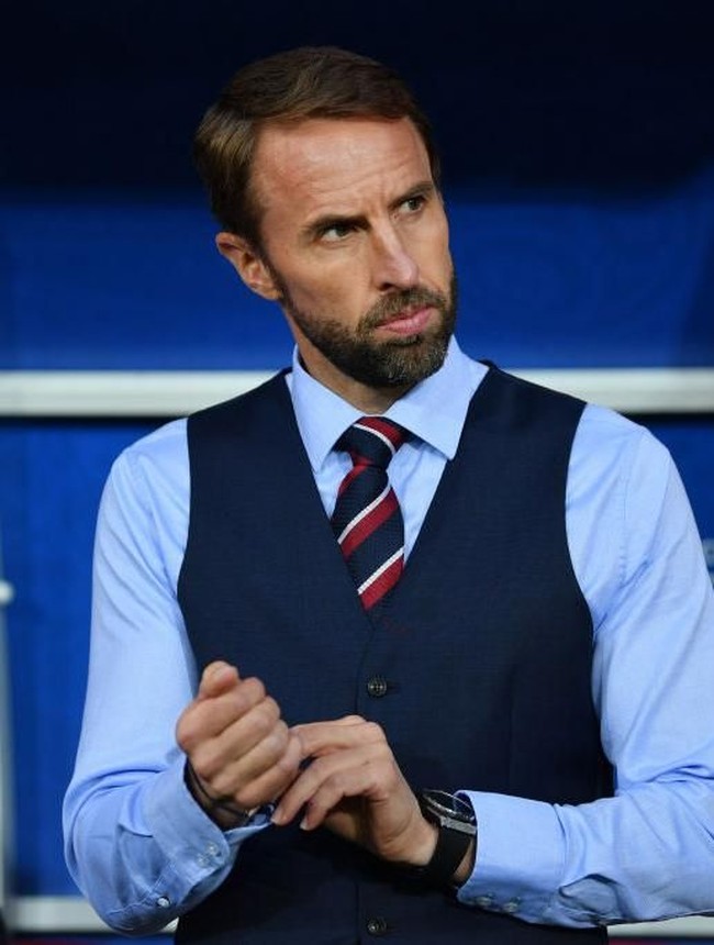 Gareth Southgate bergaya formal saat menyaksikan tim asuhannya beraksi di Piala Dunia 2018. Atasan andalannya kemeja berdasi yang dibungkus waistcoat. (Foto: Getty Images)
