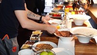 Memperkuat tim nasional Kroasia, Rakitic termasuk sosok murah senyum. Lihat saja nih senyum manisnya saat mengambil makanan. Sarapannya kali ini semangkuk sereal. Foto: instagram @ivanrakitic