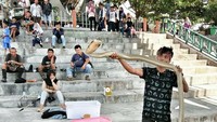 Rizky dipatuk king cobra peliharaannya di car free day (CFD) Bundaran Besar Palangkaraya, Minggu (8/7). Dia kemudian dilarikan warga ke RSUD Doris Sylvanus.