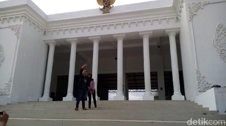 Cieee, Kantor Desa Mirip Istana Merdeka Kerap Jadi Ajang 