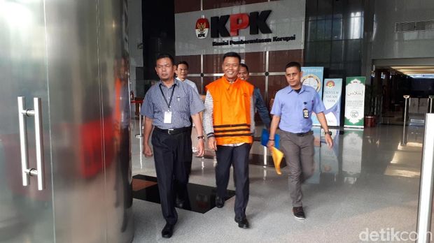 Eks anggota DPRD Sumut Muslim Simbolon saat ditahan KPK