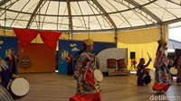 Dalam Tari Eisa ini, traveler dapat menikmati pula semua seni pertunjukan orang-orang Okinawa, seperti alat musik tabuh, tarian singa, dan angama. Tari ini memang asli dari Pulau Okinawa (Masaul/detikTravel)