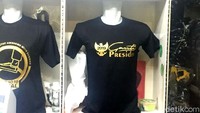 Selain kios pakaian yang menjual kaos 2019 ganti Presiden, salah satu jasa sablon di pasar tanah abang juga dipenuhi oleh berbagai model kaos 2019 Ganti Presiden.