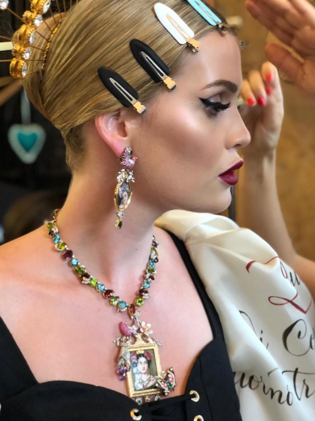 Tidak ketinggalan, aksesori statement seperti kalung dan anting berbatu besar. Untuk urusan makeup, tampilan yang glowy menjadi andalan. (Foto: Instagram/@kitty.spencer)