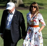 Gaun putih bergaya shirtdress tersebut diketahui bermerek Kasia. Harganya mencapai US$ 1294 atau sekitar Rp 18 juta. (Foto: Getty Images)