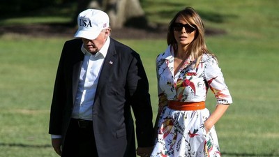 Foto: Tampil Beda, Melania Trump Pakai Gaun Bermotif Burung Beo