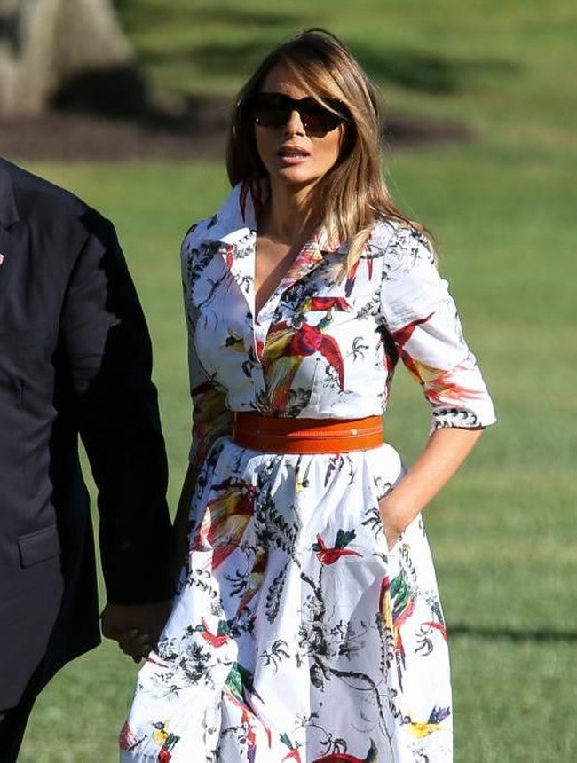 Gaun putih bergaya shirtdress tersebut diketahui bermerek Kasia. Harganya mencapai US$ 1294 atau sekitar Rp 18 juta. (Foto: Getty Images)