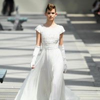 Koleksi-koleksi terbaru Chanel Haute Couture Fall/Winter 2018 dipamerkan dalam peragaan busana bertema High Profile di Paris, Prancis. Selasa 3/7/2018. [Foto: Pascal Le Segretain/Getty Images]