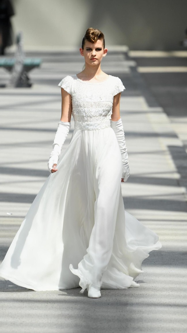 Koleksi-koleksi terbaru Chanel Haute Couture Fall/Winter 2018 dipamerkan dalam peragaan busana bertema High Profile di Paris, Prancis. Selasa 3/7/2018. [Foto: Pascal Le Segretain/Getty Images]