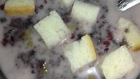 Semangkuk bubut kacang hijau bikinan @tinesudiatman ini komplet banget. Ditambah santan dan potongan roti tawar. Enaknya!Foto: Instagram @tinesudiatman