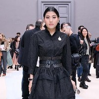 Ia pun tak ragu tampil lebih dark dengan gaun serba hitam. Foto: Getty Images