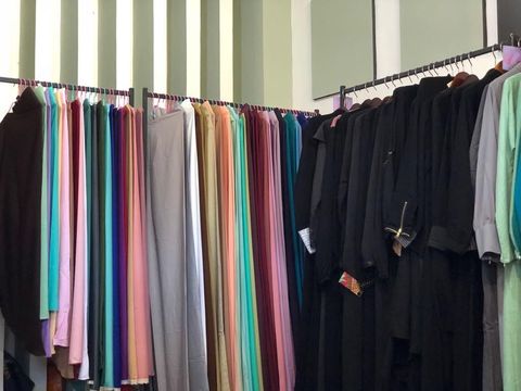 Nggak Nyangka, Jualan Cadar di Papua Laris Manis