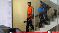 Muslim Simbolon keluar dengan mengenakan rompi tahanan KPK.