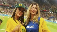 Alessandra Ambrosio bersama rekannya Gisele saat menyaksikan pertandingan Brasil. Dok. Instagram/alessandraambrosio