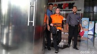 Helmiati menyusul keluar ruang pemeriksaan penyidik KPK.