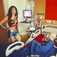 Tidak hanya anak-anak saja yang berbahagia didatangi Wonder Woman. Para staf pun terlihat antusias menyambut kedatangan Gal Gadot dan berfoto bersama. (Foto: Twitter/@WonderWomanHQ)