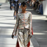 Koleksi-koleksi terbaru Chanel Haute Couture Fall/Winter 2018 dipamerkan dalam peragaan busana bertema High Profile di Paris, Prancis. Selasa 3/7/2018. [Foto: Pascal Le Segretain/Getty Images]