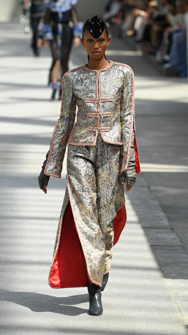 Koleksi-koleksi terbaru Chanel Haute Couture Fall/Winter 2018 dipamerkan dalam peragaan busana bertema High Profile di Paris, Prancis. Selasa 3/7/2018. [Foto: Pascal Le Segretain/Getty Images]