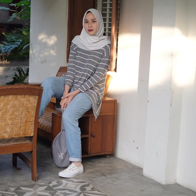 Untuk hijab, nampaknya Zaskia tak pernah ke lain hati. Ia menyukai hijab segi empat berbahan katun yang lembut. Hampir di setiap kegiatan liburannya, ia memakai hijab seperti ini. Foto: Instagram/Zaskia Adya Mecca