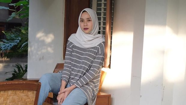 Gaya hijab Zaskia Adya Mecca saat liburan