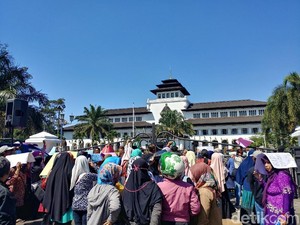 Demo PPDB, Orang Tua Siswa Sempat Ricuh di Gedung Sate