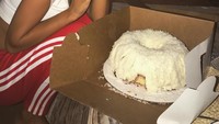 Model Amerika kelahiran Inggris ini sepertinya nggak takut gendut. Emily mengklaim dirinya sebagai monster cake kelapa. Duh, jadi pengen cicip! Foto: Instagram emrata