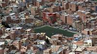 Ibukota La Paz di Bolivia dikenal super padat. Namun, di tengah kotanya yang padat ada lapangan bola (Getty Images)  