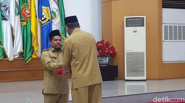 Menteri Dalam Negeri Tjahjo Kumolo menyerahkan surat keputusan (SK) Plt Gubernur Aceh Nova Iriansyah dan Bupati Bener Meriah Syarkawi