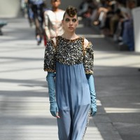 Koleksi-koleksi terbaru Chanel Haute Couture Fall/Winter 2018 dipamerkan dalam peragaan busana bertema High Profile di Paris, Prancis. Selasa 3/7/2018. [Foto: Pascal Le Segretain/Getty Images]