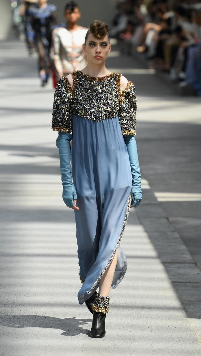 Koleksi-koleksi terbaru Chanel Haute Couture Fall/Winter 2018 dipamerkan dalam peragaan busana bertema High Profile di Paris, Prancis. Selasa 3/7/2018. [Foto: Pascal Le Segretain/Getty Images]