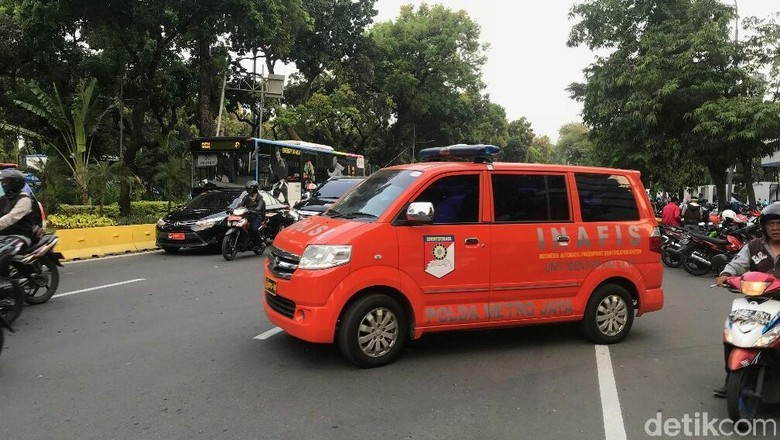 2 Mobil Puslabfor dan Inafis Polisi Tinggalkan Gedung Kemenhub 2 Mobil Puslabfor dan Inafis Polisi Tinggalkan Gedung Kemenhub
