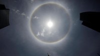 Matahari halo adalah fenomena yang umum terjadi dan nampak dibeberapa negara bagian yang dilintasinya. REUTERS/Daniel Becerril.