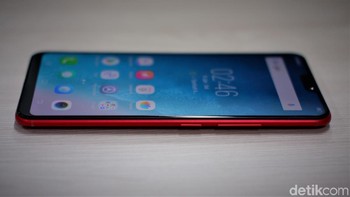 Dimensi ponsel ini 154,81 x 75,03 x 7,89 mm dengan bobot 150 gram. Foto: Adi Fida Rahman/detikINET