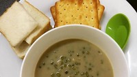Wah, lengkap sekali sajian bubur kacang hijau @nurchatiqaa_90 ini! Ditambah krraker manis dan tawar. Mantap! Foto: Instagram @nurchatiqaa_90