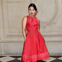 Berbagai gaya berani ia coba. Seperti penampilan feminin-elegan dengan dress berpotongan lurus. Foto: Getty Images