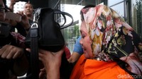 Helmiati yang mengenakan rompi oranye tak memberi komentar apapun.