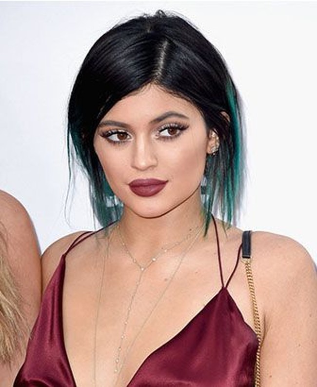Pada November 2014, Kylie kembali membuat kejutan dengan bibir yang super dramatis. Bibirnya tampak begitu tebal. Saat itu, Kylie masih membantah bahwa dia melakukan filler. Kylie mengaku hanya menggunakan lip liner yang dipulaskan hingga ke luar bibirnya.  Foto: Getty Images