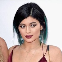Pada November 2014, Kylie kembali membuat kejutan dengan bibir yang super dramatis. Bibirnya tampak begitu tebal. Saat itu, Kylie masih membantah bahwa dia melakukan filler. Kylie mengaku hanya menggunakan lip liner yang dipulaskan hingga ke luar bibirnya.  Foto: Getty Images