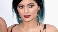 Kylie Jenner mampu mengumpulkan pundi-pundi uang senilai Rp 12 triliun lewat bisnis kosmetiknya. Ia pun menjadi miliarder termuda mengalahkan Mark Zuckerberg.  Foto: Getty Images